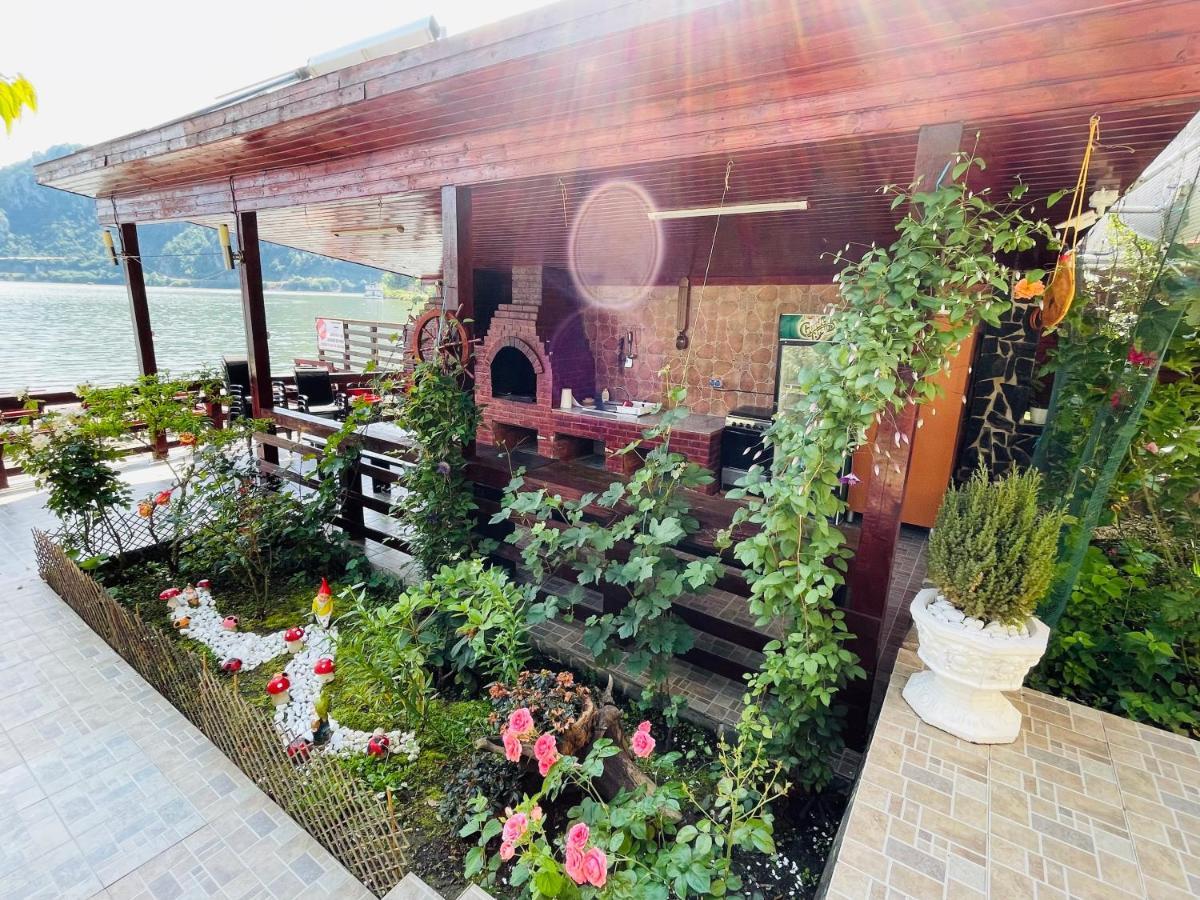 Casa Camelia Hotell Dubova Exteriör bild