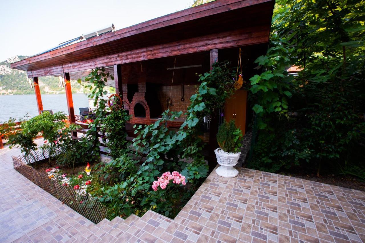 Casa Camelia Hotell Dubova Exteriör bild