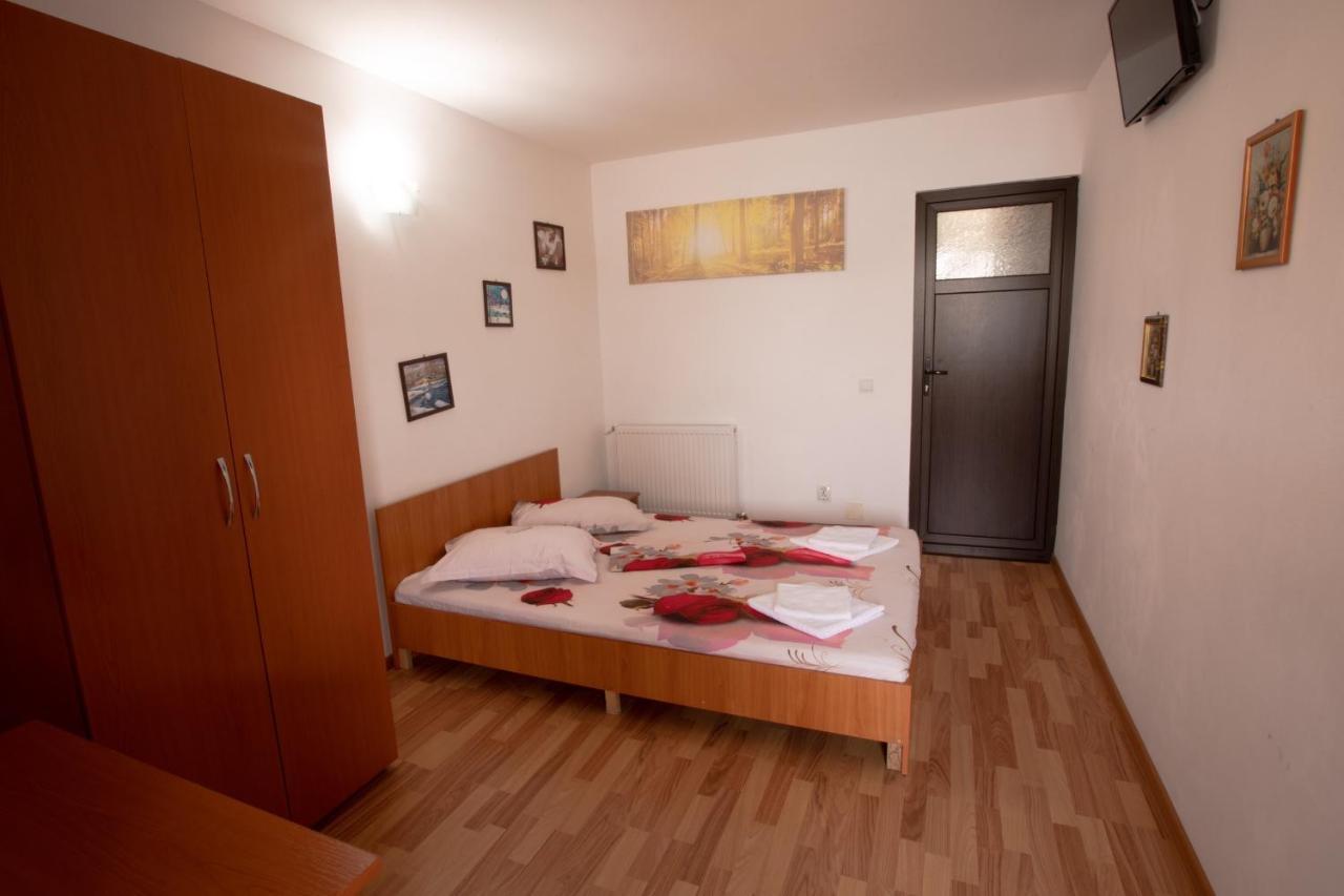 Casa Camelia Hotell Dubova Exteriör bild